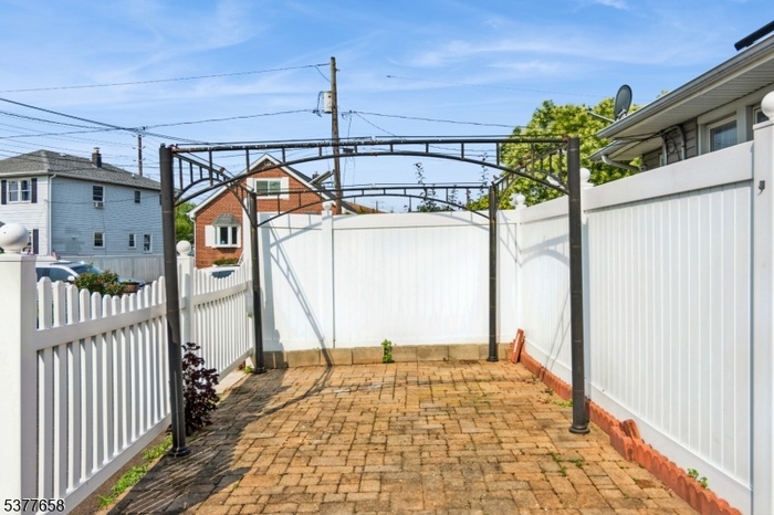 Private Front Yard Patio