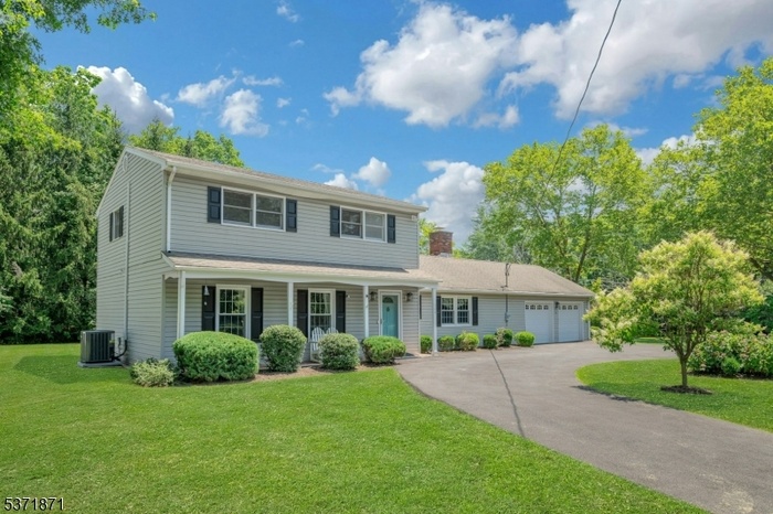 Circular Drive, Level Lot
