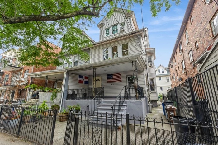 View of front facade with a porch and a fenced front yard