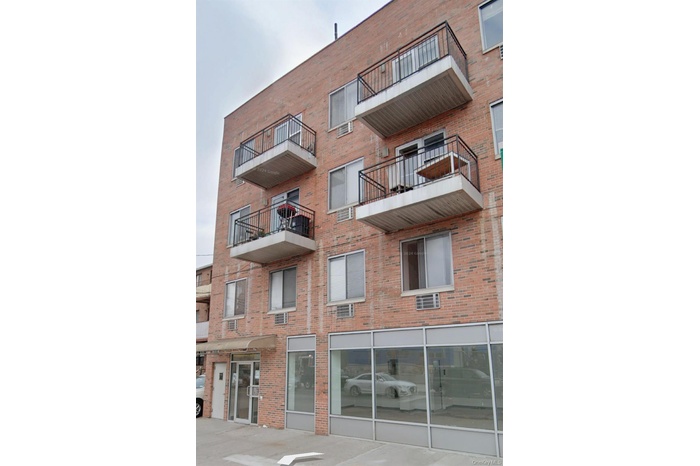 View of apartment building / complex