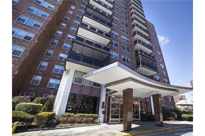 View of apartment building / complex