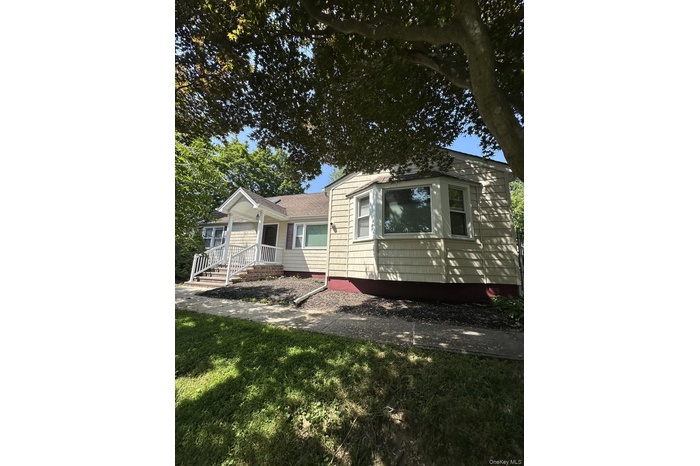 View of front of house featuring a front lawn