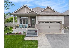 Come check out this amazing 6 bedroom, 3 bath bungalow in the heart of the Blackstone community, close to shopping, restaurants, schools, medical centres, transit amp ; more !