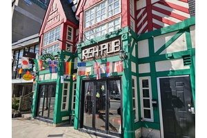 Two separate restaurants on two different levels at Yonge and Davisville in the heart of midtown Toronto.