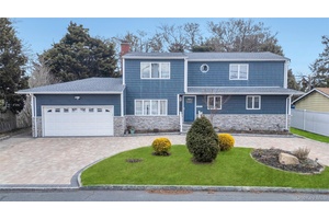 Incredible Opportunity in the Village of Lindenhurst !