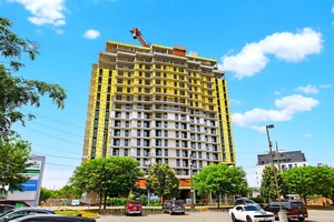 1 bedroom den, 1 bathroom assignment sale, in the sought after Grand Bell Tower.