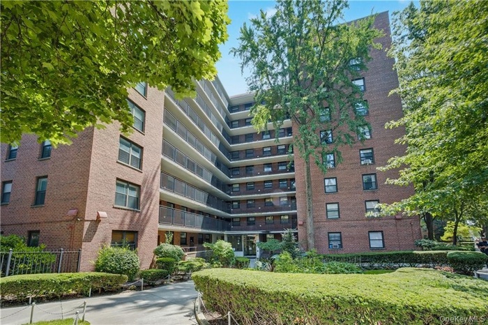 View of apartment building / complex