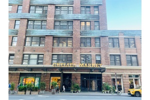 Live just steps from Chelsea Market, Google HQ, the High Line, and major subway lines A C E and 1 2 3 in this sun filled Chelsea studio.