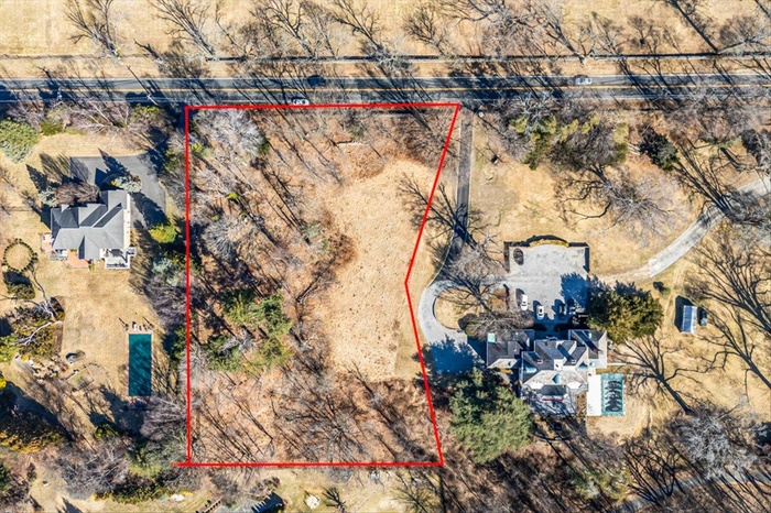Aerial view of 147 Dosoris Lane with borders.