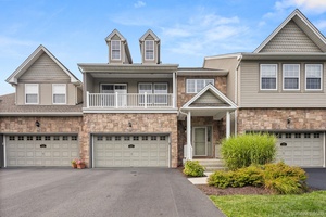 Beautiful, well appointed townhouse located in the Preserve on the Hudson !