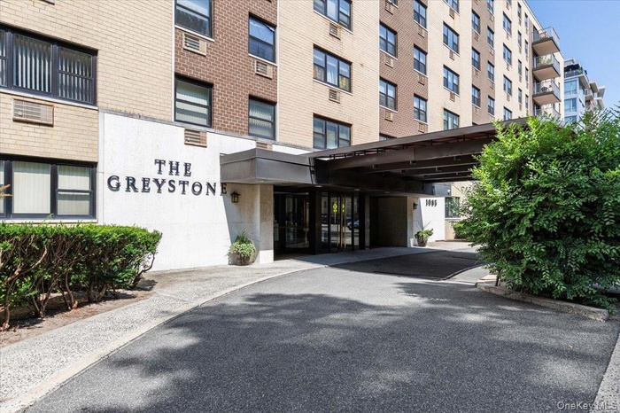 Welcome to The Greystone offering luxury amenities  24/7 doorman/concierge services, water views, pool, fitness room & private access to Greystone met