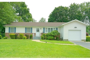 Spacious and beautifully maintained 3 bedroom, 1.