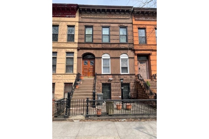 Multi unit property with a fenced front yard