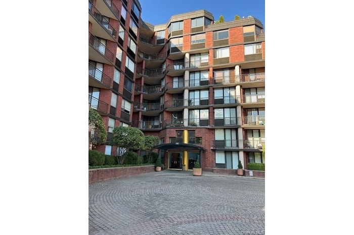 View of apartment building / complex