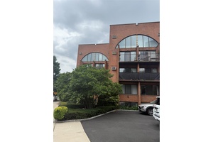 Charming Duplex Condo with Parking in the Heart of Kew Gardens Welcome to the Kew Gardens Townhouse Condominium, ideally situated on a quiet, tree lined street just two blocks from ...