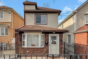 This unique single family residence contains 3 great size bedrooms and 2.
