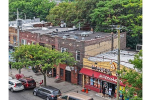 Opportunity Knocks ! Calling all savvy investors Developers 20x64 built brick mixed use nestled in burgeoning Jamaica.