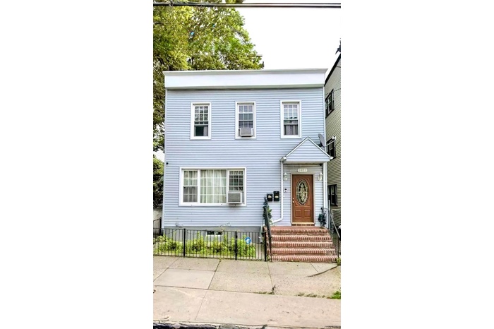 View of front facade featuring a fenced front yard