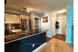 Amazing 2 bedroom 2 bathroom condo in the heart of the vibrant Bloor St W area.