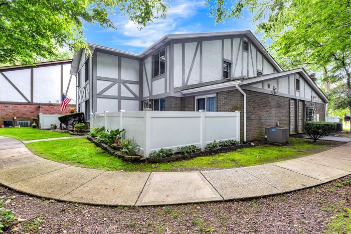 Renovated Townhouse- End Unit