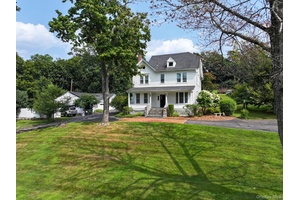 Stately 1900 Victorian Estate with Guest House, 4051 sqft combined on 2.