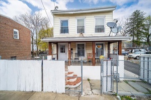 Charming Duplex in the Heart of Newburgh !