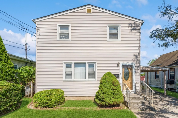 View of front facade featuring a front yard