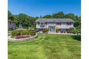 Beautifully maintained 3 bedroom raised ranch in Yorktown, NY with Lakeland schools.
