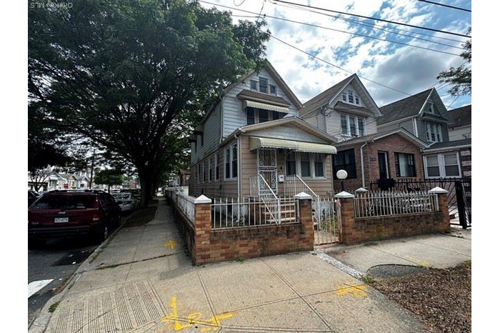 View of front of house with a gate and a fenced front yard