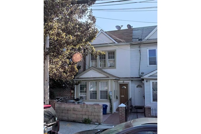 View of front of home featuring stucco siding and a fenced front yard