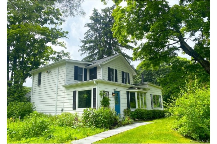 View of front of home featuring a front yard