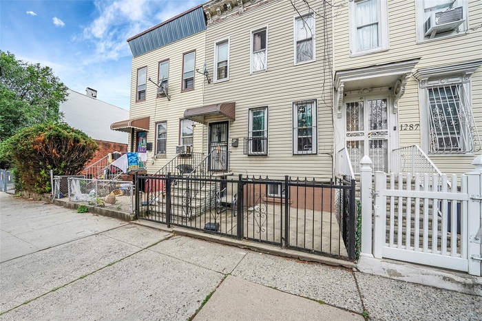 View of front facade featuring a fenced front yard, and gate.