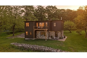 Nestled on 2. 9 acres, this circa 1900 home was built by the same master craftsman responsible for Cragsmoor s iconic Stone Church, a celebrated landmark known for its striking ...