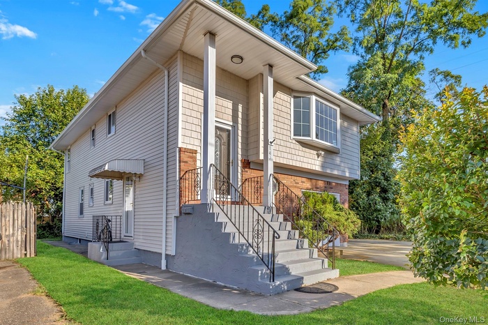 View of front of property featuring a front lawn