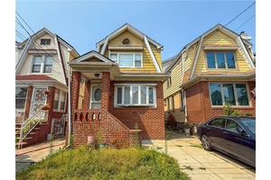 Completely detached one family home in the heart of Flatlands, in very good condition.