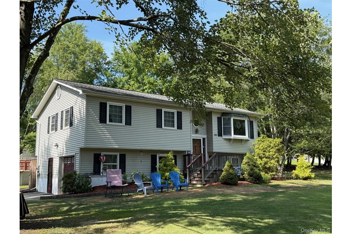 View of front of house featuring a front lawn