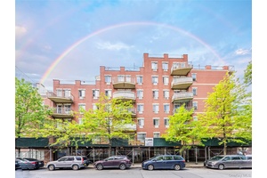 Welcome to this conveniently located condo in the heart of Flushing.