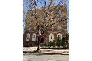 9 FAMILY ! Great investment property for living and earning.