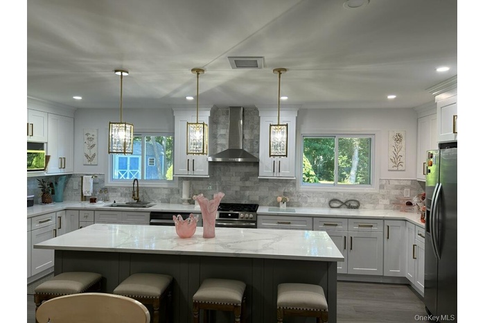 Spacious Chef-Inspired Kitchen w/Italian Marble & Quartz