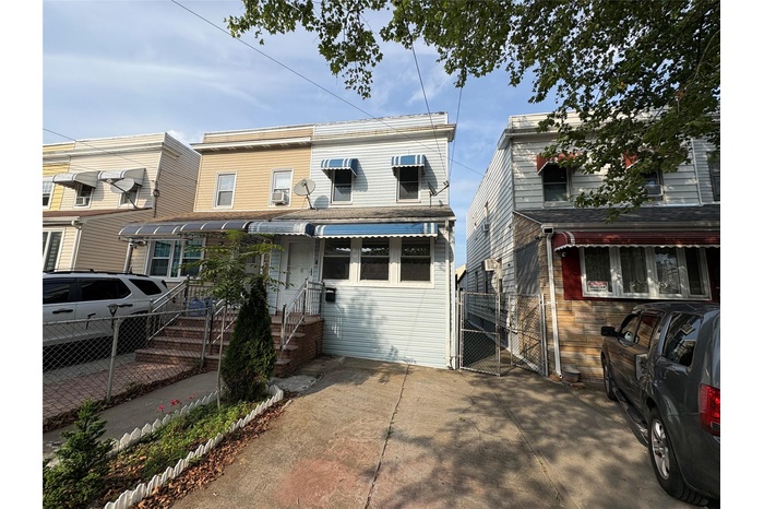 View of front of house featuring a gate