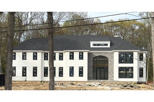 Beautiful Flat 2 Acre Home in Jericho SD in Upper Brookville.