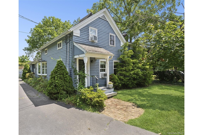 View of front of property featuring a front yard