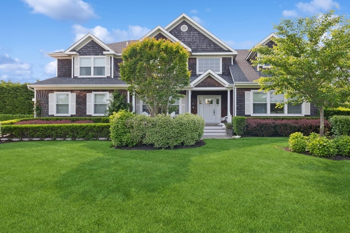 View of front of property featuring a front yard