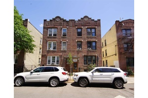 semi detached 6 family brick in Corona, a great investment opportunity.