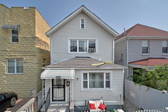 View of front of house with roof with shingles