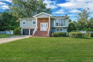 Welcome to 54 Peppermint Rd in the beautiful Candy Section of Commack.