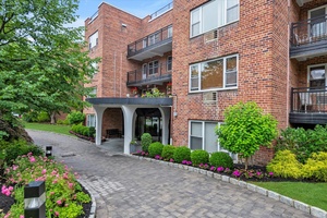 Welcome to this generously sized 1 bedroom, 1 bathroom apartment that offers the versatility of a junior 4 layout.