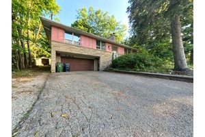 Beautiful Wide And Large 3 Bedroom detached Bungalow In Prime Location close To Yonge St Transit amp ; Shopping, Huge Lot Size Of 81 Feet, House Is Well Set Back ...