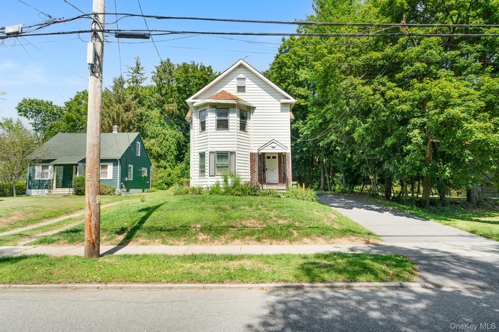 View of front facade featuring a front lawn
