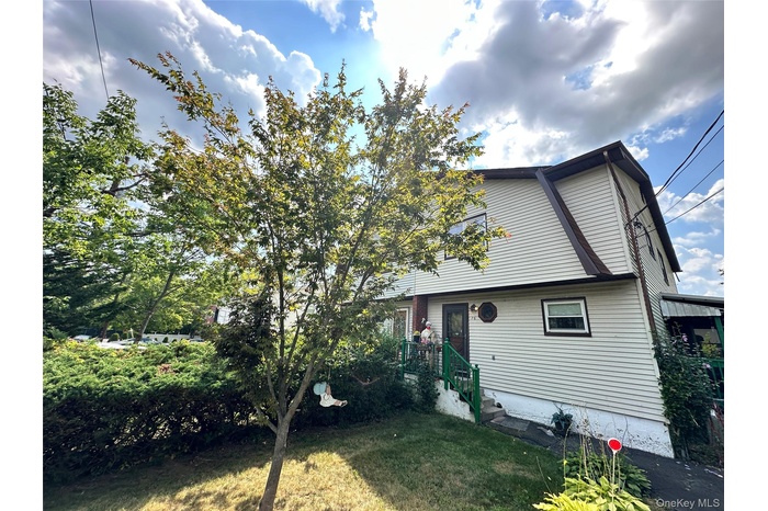 View of front facade with a front lawn